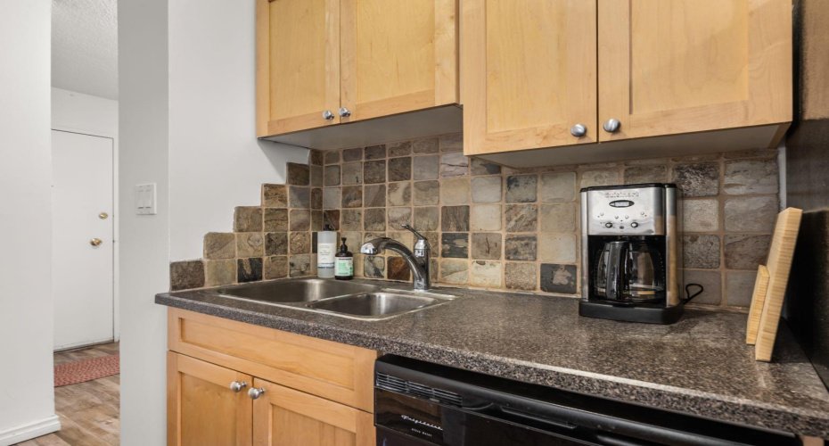1312 13 Avenue, Calgary, Alberta T3C 0T3, 1 Bedroom Bedrooms, ,1 BathroomBathrooms,Residential,For Sale,13,A2305539