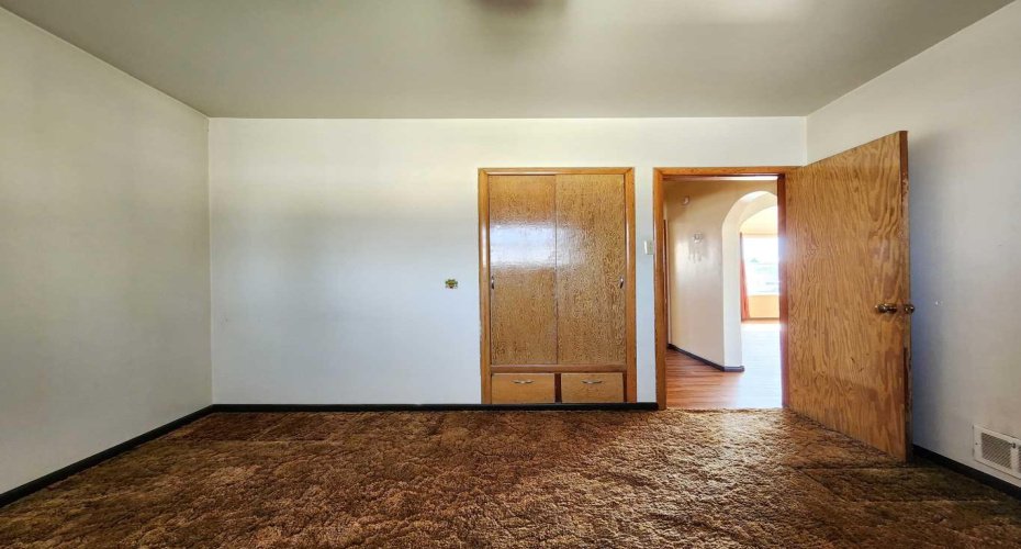 422 21 Street, Lethbridge, Alberta T1J 3K2, 3 Bedrooms Bedrooms, ,2 BathroomsBathrooms,Residential,For Sale,21,A2306717