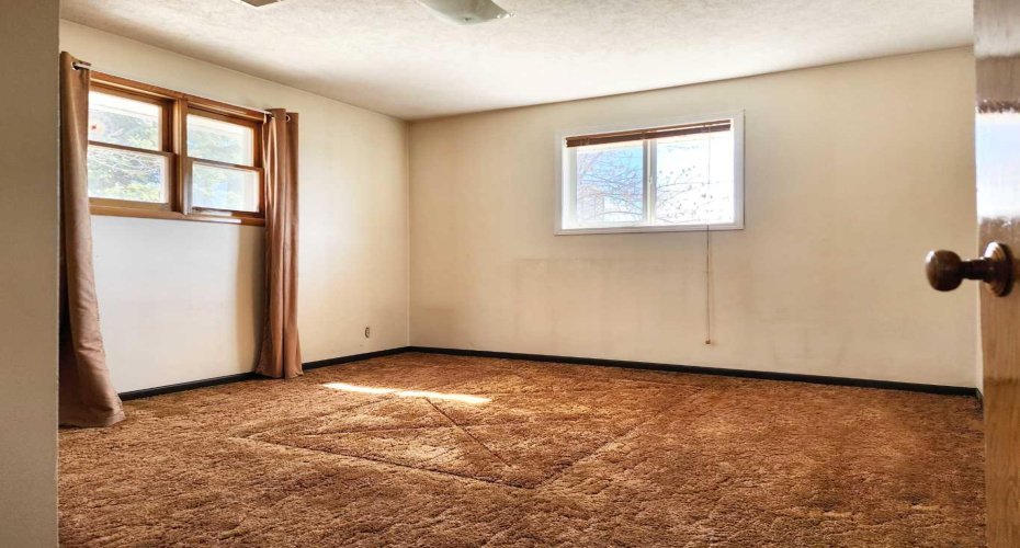 422 21 Street, Lethbridge, Alberta T1J 3K2, 3 Bedrooms Bedrooms, ,2 BathroomsBathrooms,Residential,For Sale,21,A2306717