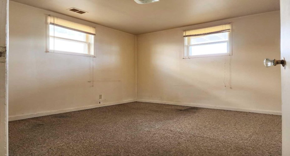 422 21 Street, Lethbridge, Alberta T1J 3K2, 3 Bedrooms Bedrooms, ,2 BathroomsBathrooms,Residential,For Sale,21,A2306717