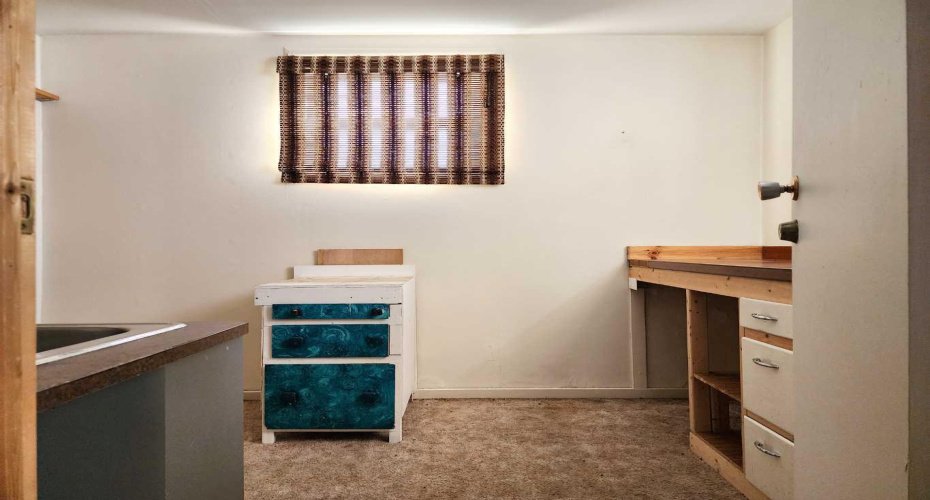 Wine/hobby room