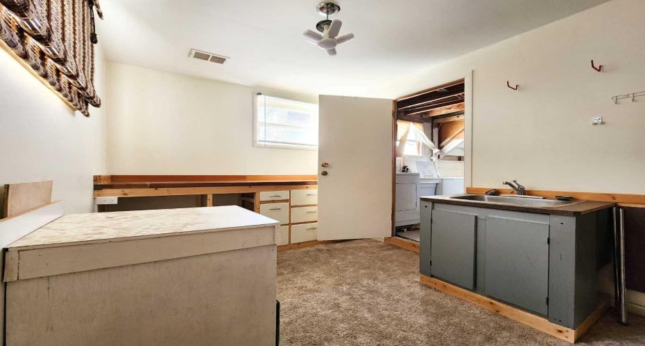 422 21 Street, Lethbridge, Alberta T1J 3K2, 3 Bedrooms Bedrooms, ,2 BathroomsBathrooms,Residential,For Sale,21,A2306717