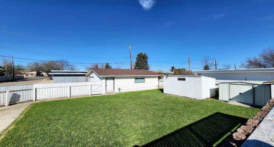 422 21 Street, Lethbridge, Alberta T1J 3K2, 3 Bedrooms Bedrooms, ,2 BathroomsBathrooms,Residential,For Sale,21,A2306717