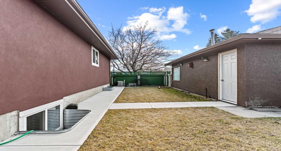 304 Huntbourne Hill, Calgary, Alberta T2K 3Y4, 7 Bedrooms Bedrooms, ,4 BathroomsBathrooms,Residential,For Sale,Huntbourne,A2305371