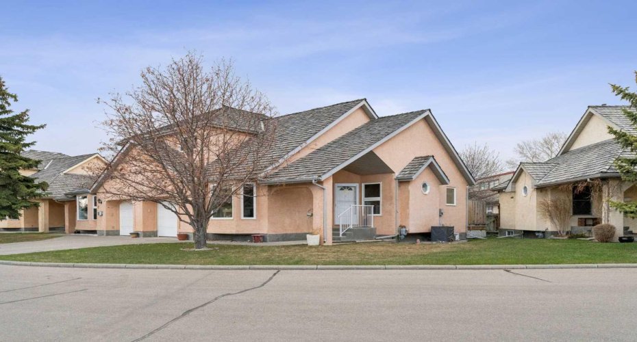 26 Quigley Drive, Cochrane, Alberta T4C 1M2, 2 Bedrooms Bedrooms, ,3 BathroomsBathrooms,Residential,For Sale,Quigley,A2305379