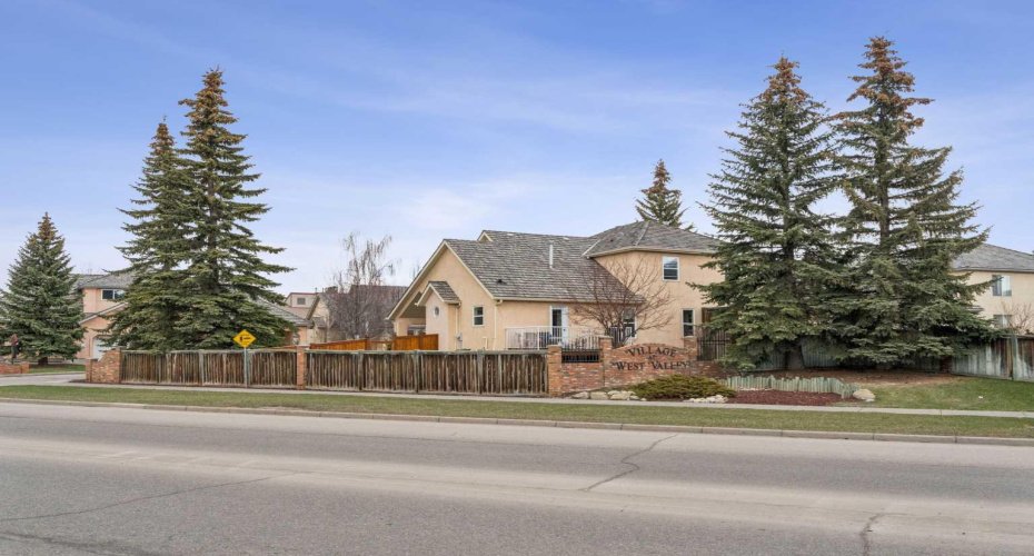 26 Quigley Drive, Cochrane, Alberta T4C 1M2, 2 Bedrooms Bedrooms, ,3 BathroomsBathrooms,Residential,For Sale,Quigley,A2305379