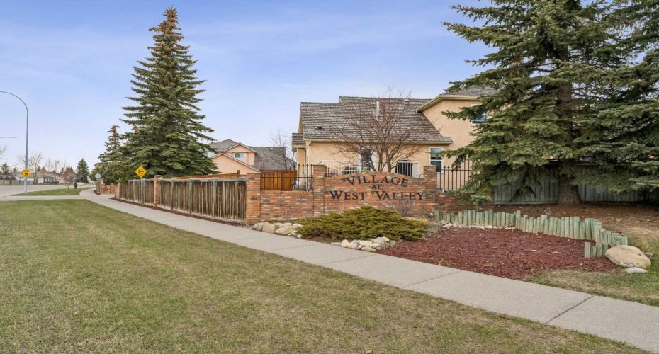 26 Quigley Drive, Cochrane, Alberta T4C 1M2, 2 Bedrooms Bedrooms, ,3 BathroomsBathrooms,Residential,For Sale,Quigley,A2305379