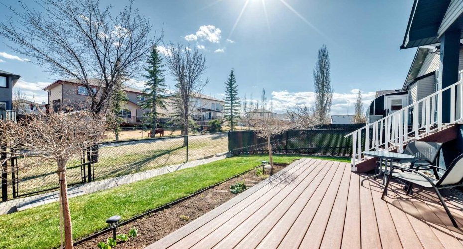 Backing onto a walking pathway!