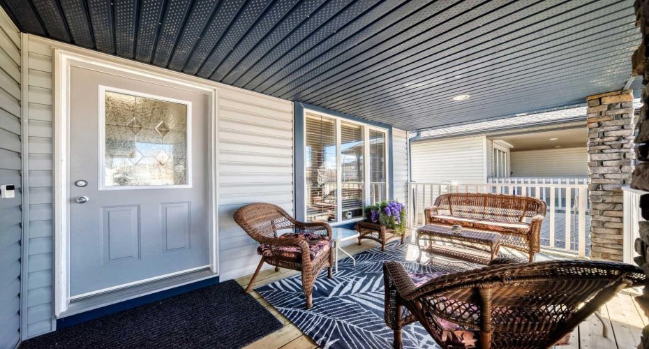 Front covered porch!