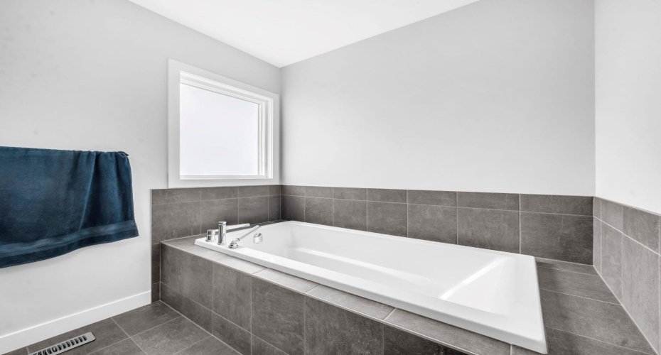 945 Midtown Avenue, Airdrie, Alberta T4B 4V8, 5 Bedrooms Bedrooms, ,4 BathroomsBathrooms,Residential,For Sale,Midtown,A2306976
