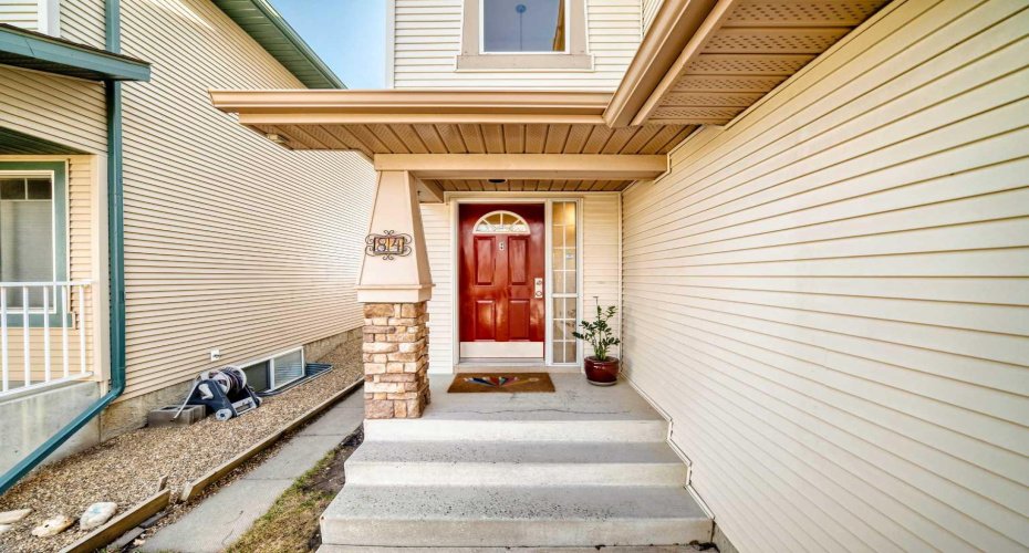84 Cougarstone Square, Calgary, Alberta T3H 5J4, 3 Bedrooms Bedrooms, ,3 BathroomsBathrooms,Residential,For Sale,Cougarstone,A2307572