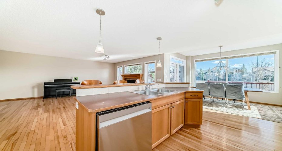 84 Cougarstone Square, Calgary, Alberta T3H 5J4, 3 Bedrooms Bedrooms, ,3 BathroomsBathrooms,Residential,For Sale,Cougarstone,A2307572