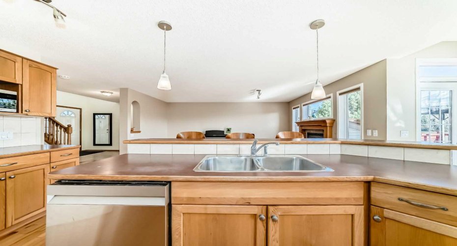 84 Cougarstone Square, Calgary, Alberta T3H 5J4, 3 Bedrooms Bedrooms, ,3 BathroomsBathrooms,Residential,For Sale,Cougarstone,A2307572
