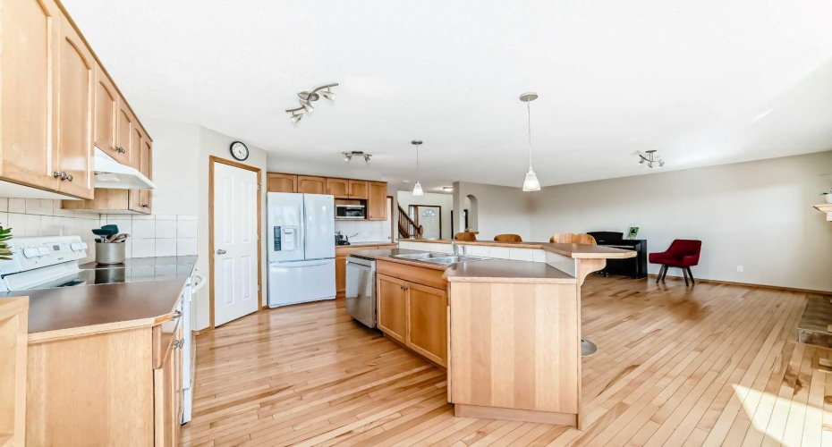 84 Cougarstone Square, Calgary, Alberta T3H 5J4, 3 Bedrooms Bedrooms, ,3 BathroomsBathrooms,Residential,For Sale,Cougarstone,A2307572