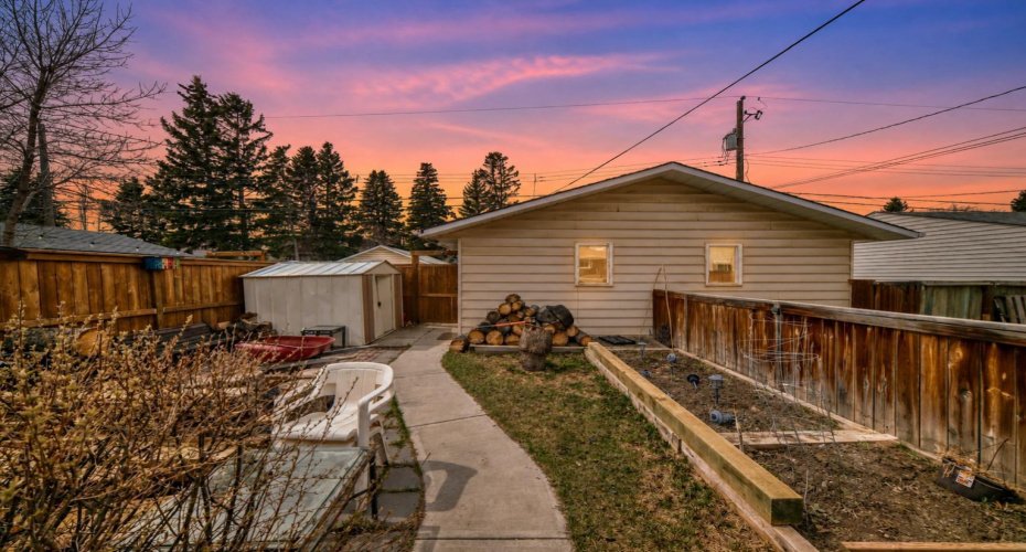 417 37 Street, Calgary, Alberta T3C 1R7, 3 Bedrooms Bedrooms, ,1 BathroomBathrooms,Residential,For Sale,37,A2306857