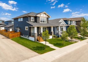 8 Bergamot Street, Okotoks, Alberta T1S 5R9, 4 Bedrooms Bedrooms, ,4 BathroomsBathrooms,Residential,For Sale,Bergamot,A2308429