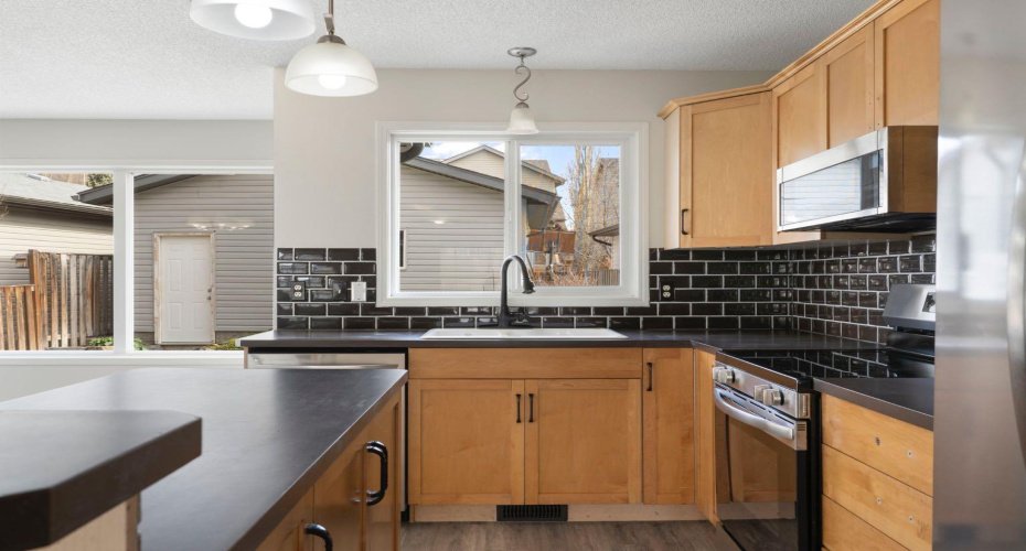 202 Sunset Heights, Cochrane, Alberta T4C0C9, 3 Bedrooms Bedrooms, ,4 BathroomsBathrooms,Residential,For Sale,Sunset,A2307905
