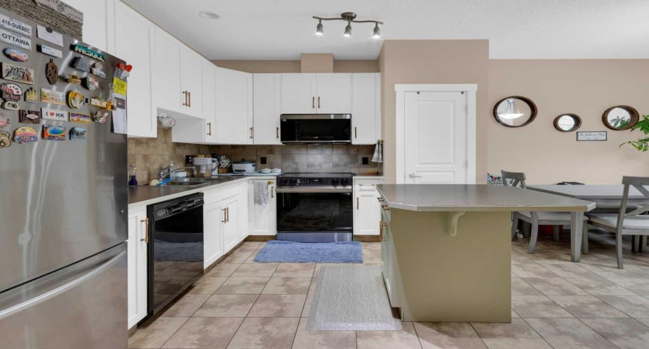 28 Heritage Drive, Cochrane, Alberta T4G 0J8, 2 Bedrooms Bedrooms, ,3 BathroomsBathrooms,Residential,For Sale,Heritage,A2311233