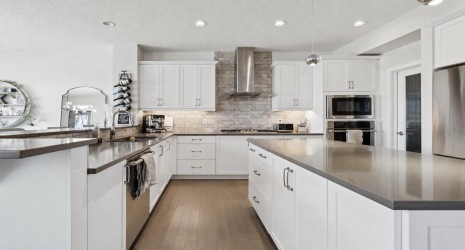 Quartz Counter with Upgraded Trendy Tile