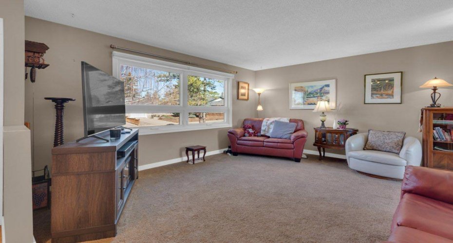 16 Alcock Close, Okotoks, Alberta T1S 1H1, 3 Bedrooms Bedrooms, ,2 BathroomsBathrooms,Residential,For Sale,Alcock,A2309003