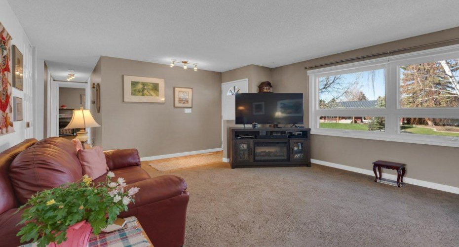 16 Alcock Close, Okotoks, Alberta T1S 1H1, 3 Bedrooms Bedrooms, ,2 BathroomsBathrooms,Residential,For Sale,Alcock,A2309003
