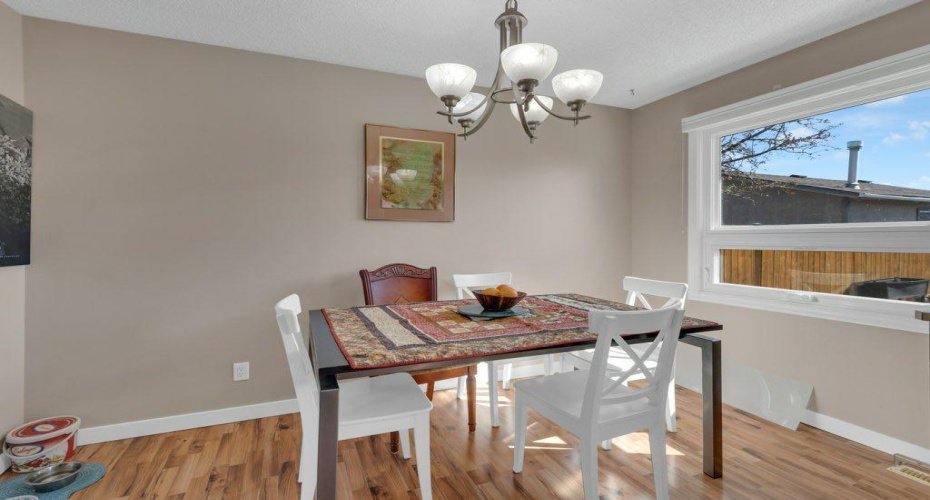 16 Alcock Close, Okotoks, Alberta T1S 1H1, 3 Bedrooms Bedrooms, ,2 BathroomsBathrooms,Residential,For Sale,Alcock,A2309003