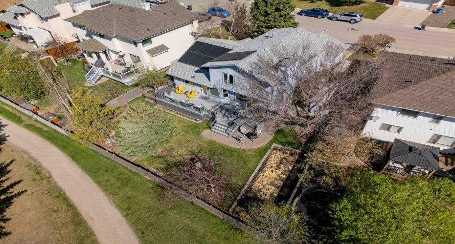 Birds' eye view of the backyard  - easy access to the pathway system