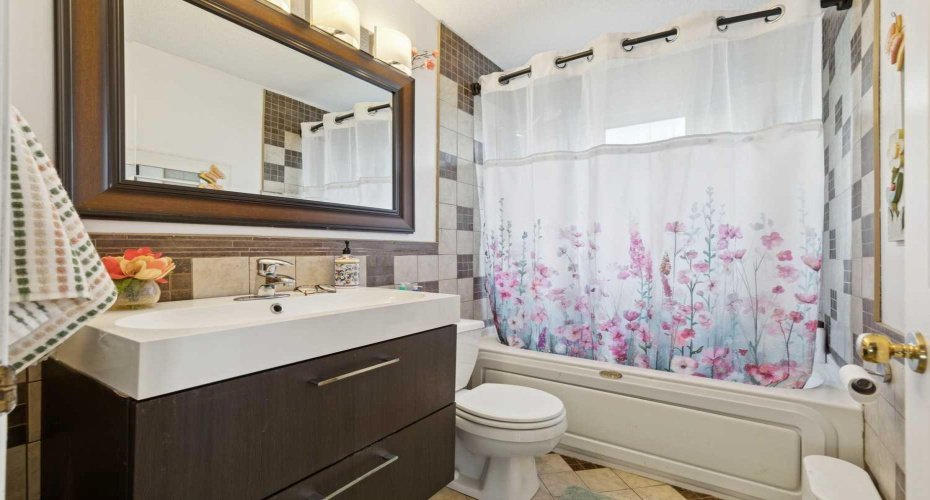 48 Westridge Drive, Okotoks, Alberta T1S 1T2, 5 Bedrooms Bedrooms, ,4 BathroomsBathrooms,Residential,For Sale,Westridge,A2309277