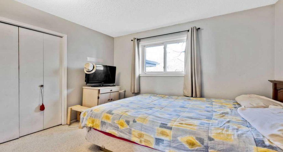 25 Knight Street, Okotoks, Alberta T1S1G3, 5 Bedrooms Bedrooms, ,3 BathroomsBathrooms,Residential,For Sale,Knight,A2286785