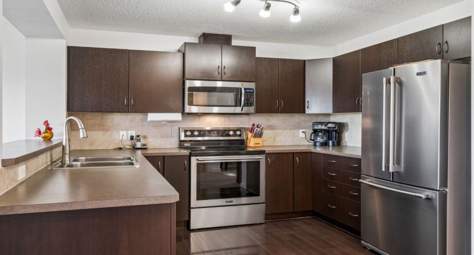 Your U shaped kitchen keeps your kitchen feeling efficient, functional and storage-friendly