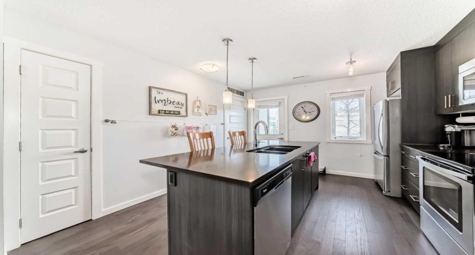 50 Westland Road, Okotoks, Alberta T1S 2G4, 2 Bedrooms Bedrooms, ,3 BathroomsBathrooms,Residential,For Sale,Westland,A2315618