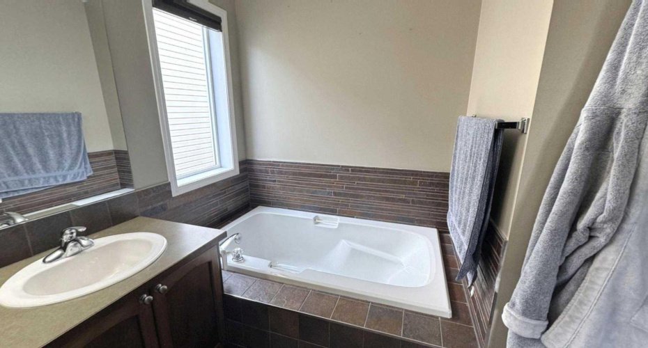 379 Cimarron Boulevard, Okotoks, Alberta T1S2L8, 4 Bedrooms Bedrooms, ,4 BathroomsBathrooms,Residential,For Sale,Cimarron,A2312540