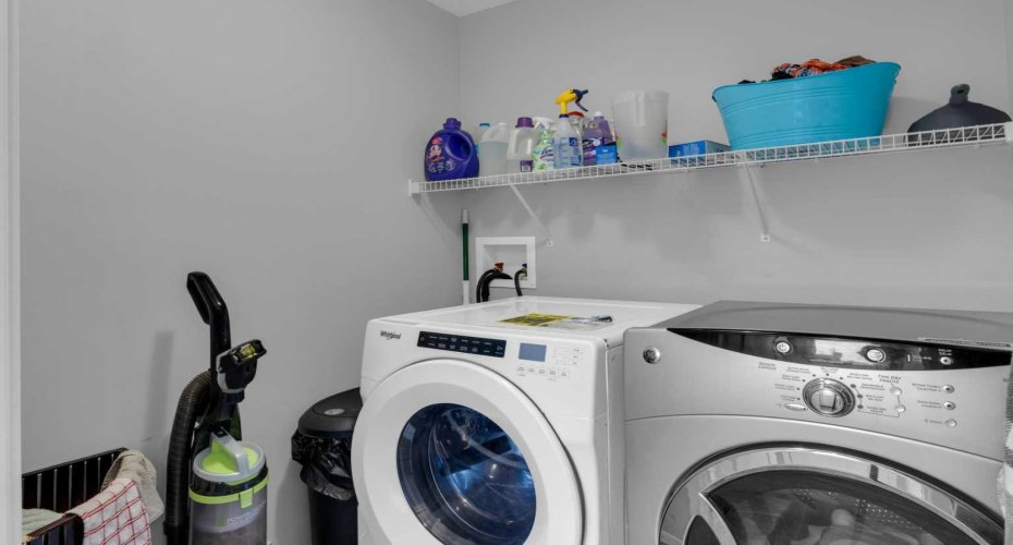 Laundry room on mainfloor
