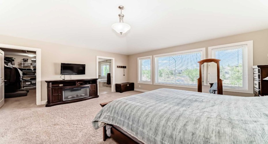 121 Drake Landing Manor, Okotoks, Alberta T1S 0E7, 4 Bedrooms Bedrooms, ,3 BathroomsBathrooms,Residential,For Sale,Drake Landing,A2317707