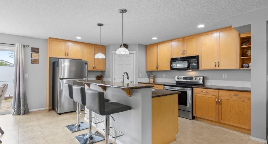 Granite counter tops break bar with island sink