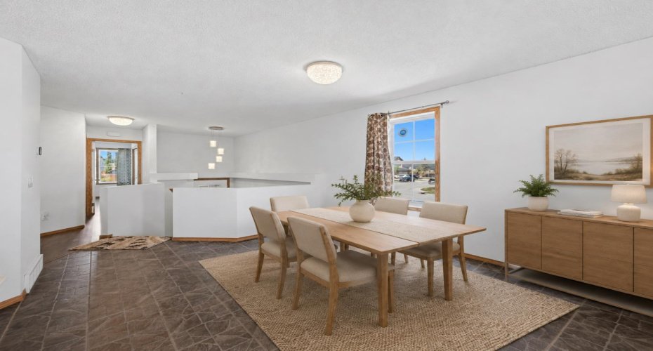 VIRTUALLY STAGED Dinning area
