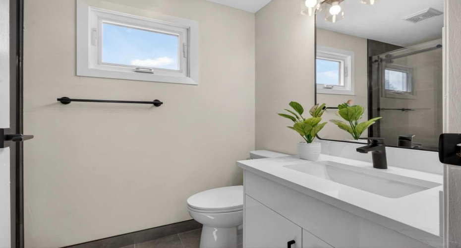203 Lynnview Road, Calgary, Alberta T2C 2C6, 3 Bedrooms Bedrooms, ,2 BathroomsBathrooms,Residential,For Sale,Lynnview,A2318267