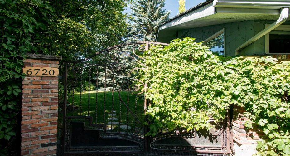 6720 Leaside Drive, Calgary, Alberta T3E 6H5, 4 Bedrooms Bedrooms, ,3 BathroomsBathrooms,Residential,For Sale,Leaside,A2316349