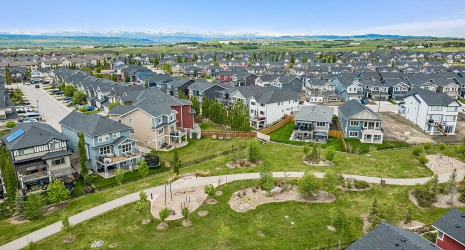 Explore your surrondings with an extensive pathway system that highlights parks, ponds and playgrounds