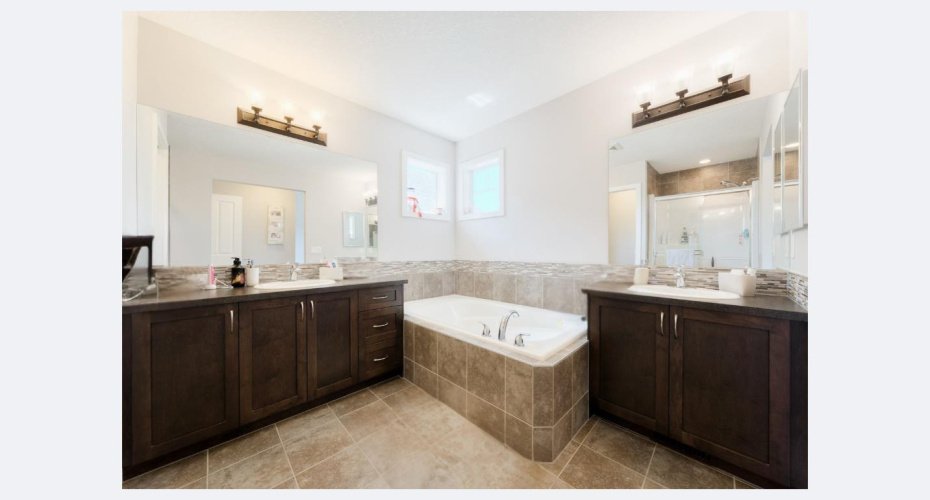 Double Vanities in Ensuite with soaker tub
