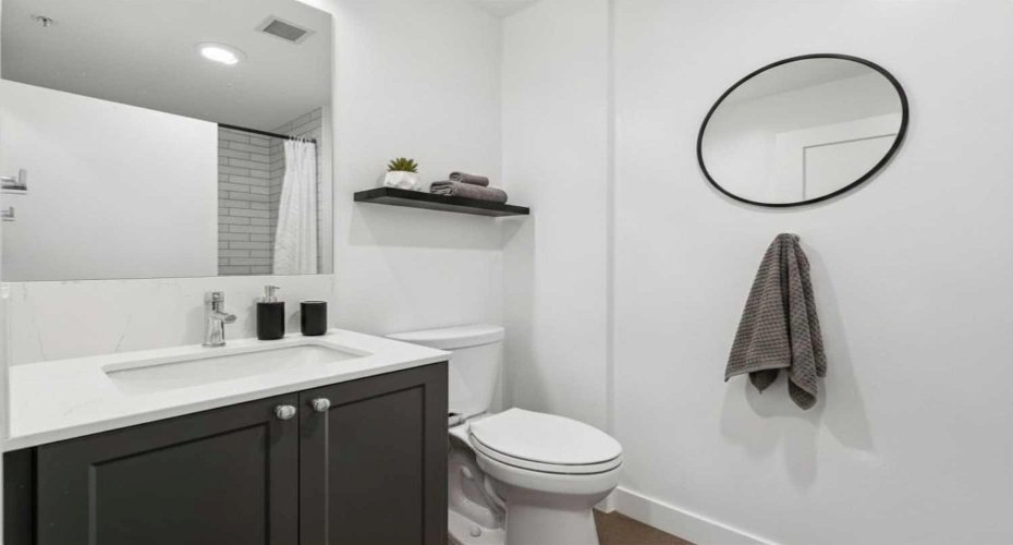 4-piece bathroom with tub/shower combo and quartz counters