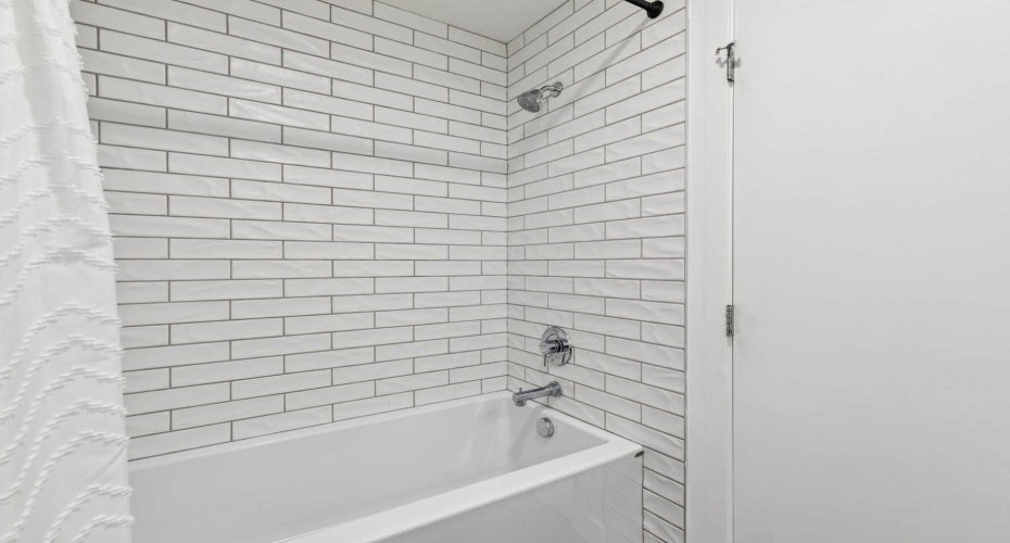 Tub in 4-piece bathroom