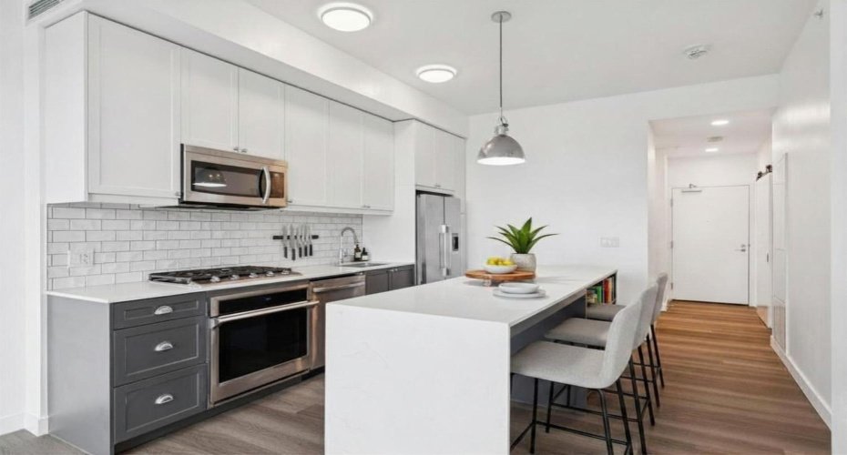 Centre island with breakfast bar and quartz counters