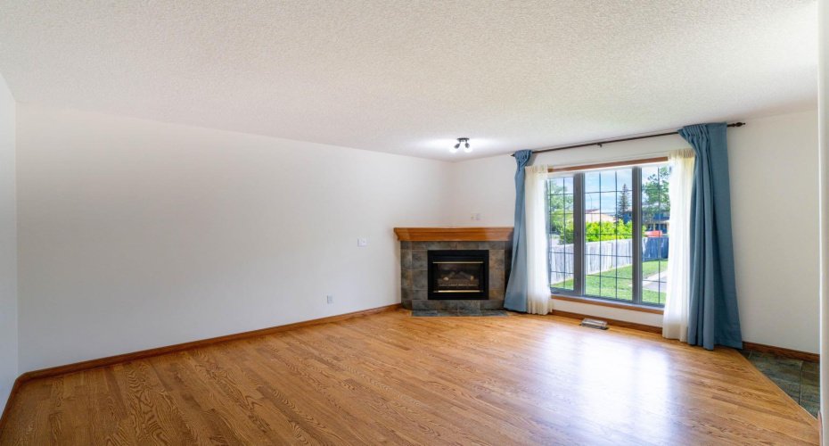 120 Ross Avenue, Cochrane, Alberta T4C 2E5, 3 Bedrooms Bedrooms, ,3 BathroomsBathrooms,Residential,For Sale,Ross,A2318667