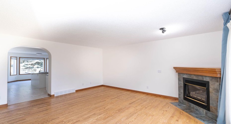 120 Ross Avenue, Cochrane, Alberta T4C 2E5, 3 Bedrooms Bedrooms, ,3 BathroomsBathrooms,Residential,For Sale,Ross,A2318667