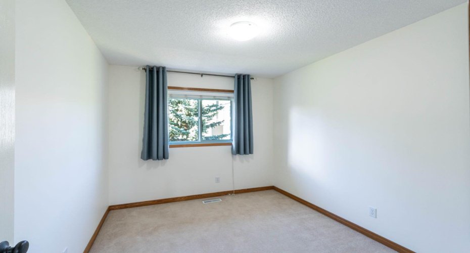 120 Ross Avenue, Cochrane, Alberta T4C 2E5, 3 Bedrooms Bedrooms, ,3 BathroomsBathrooms,Residential,For Sale,Ross,A2318667