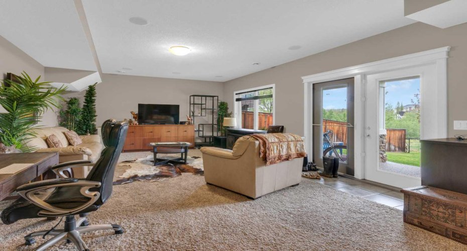 Open & Airy Family Room in Walk Out
