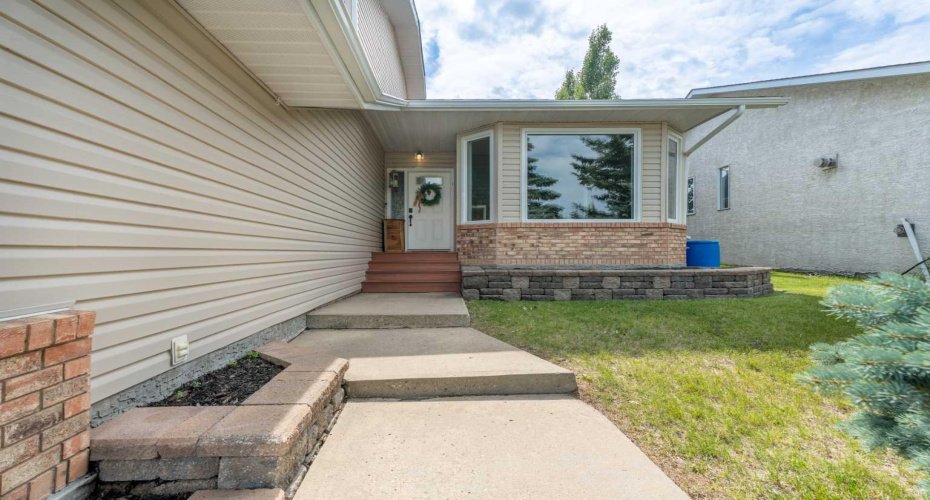 43 Westridge Drive, Okotoks, Alberta T1S1N3, 4 Bedrooms Bedrooms, ,4 BathroomsBathrooms,Residential,For Sale,Westridge,A2314395