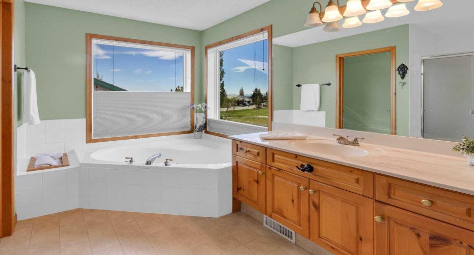 124 Gleneagles Terrace, Cochrane, Alberta T4C 1W6, 3 Bedrooms Bedrooms, ,4 BathroomsBathrooms,Residential,For Sale,Gleneagles,A2314525