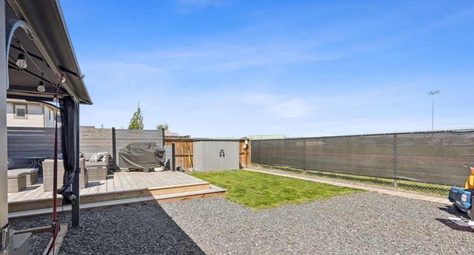 Sunny Back Yard - No Neighbours Behind!